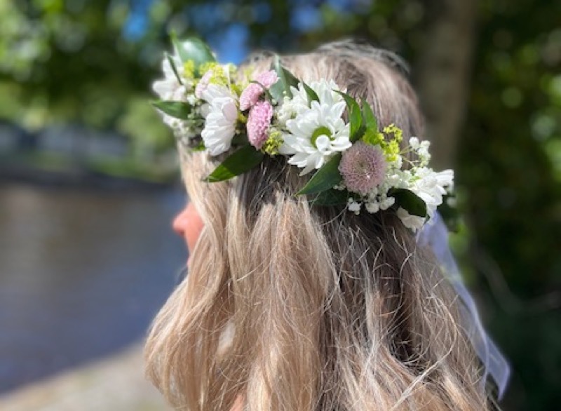 Midsommarkrans med rosa och vita blommor
